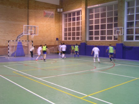 Мы подаем угловой. Я снова рядом))