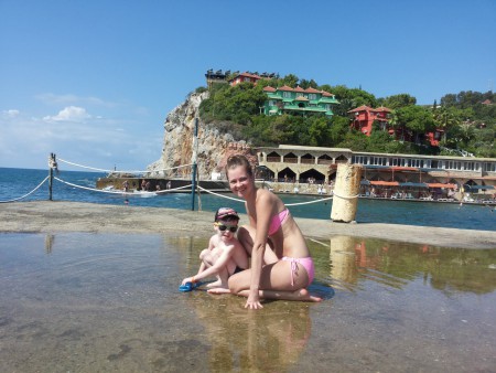 Kemal Bay: лужа из моря на пирсе